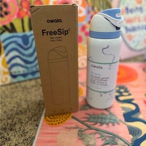 Owala UO Exclusive FreeSip 32 oz in “Tried and True”